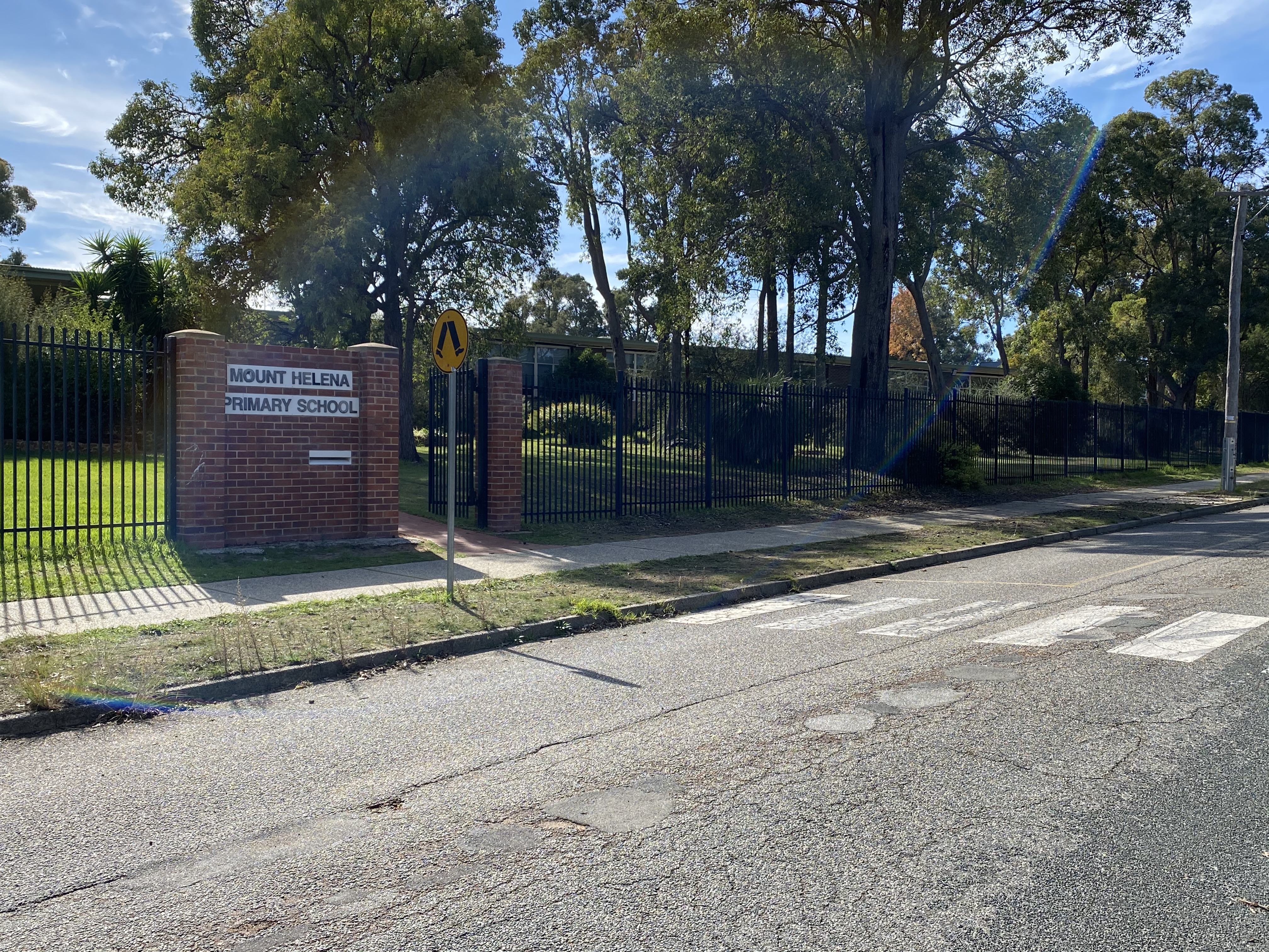 /uploaded_files/media/gallery/1589257701Front of school - visitor carpark.jpg